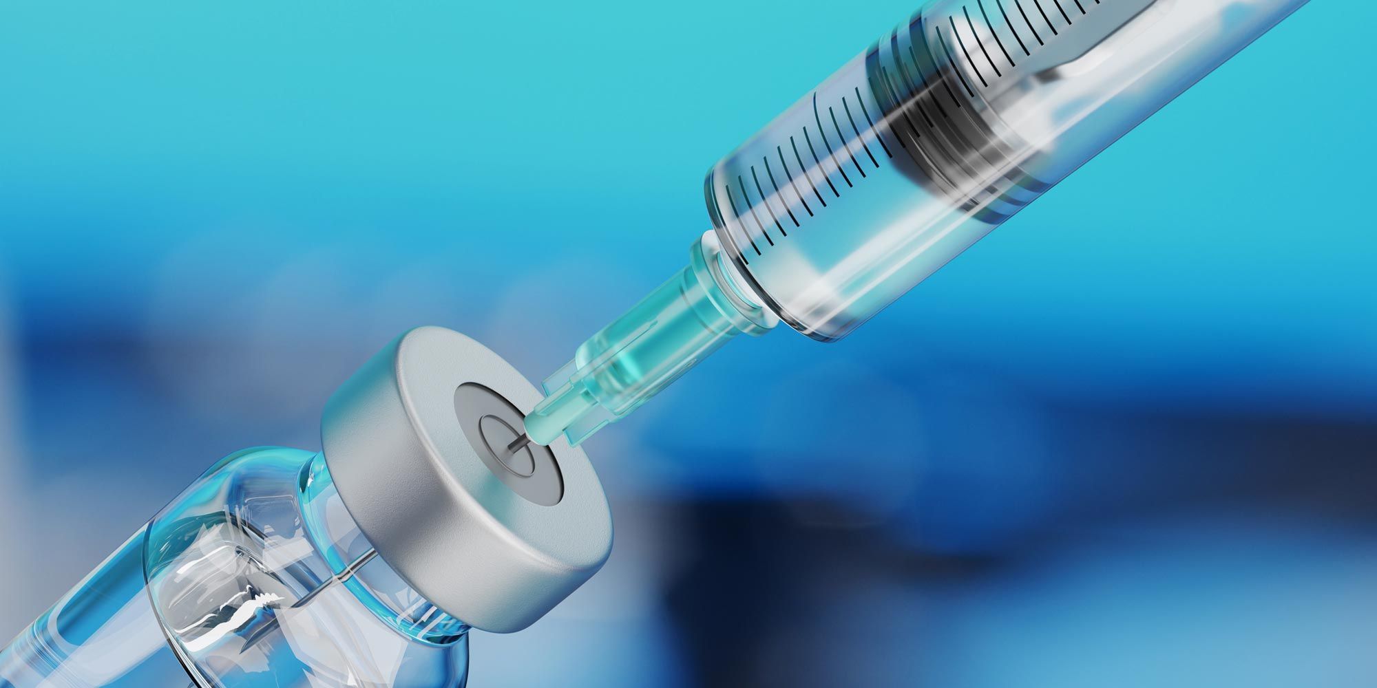Jeringa médica desechable para inyección de vacuna y vial de vidrio sobre fondo azul borroso.